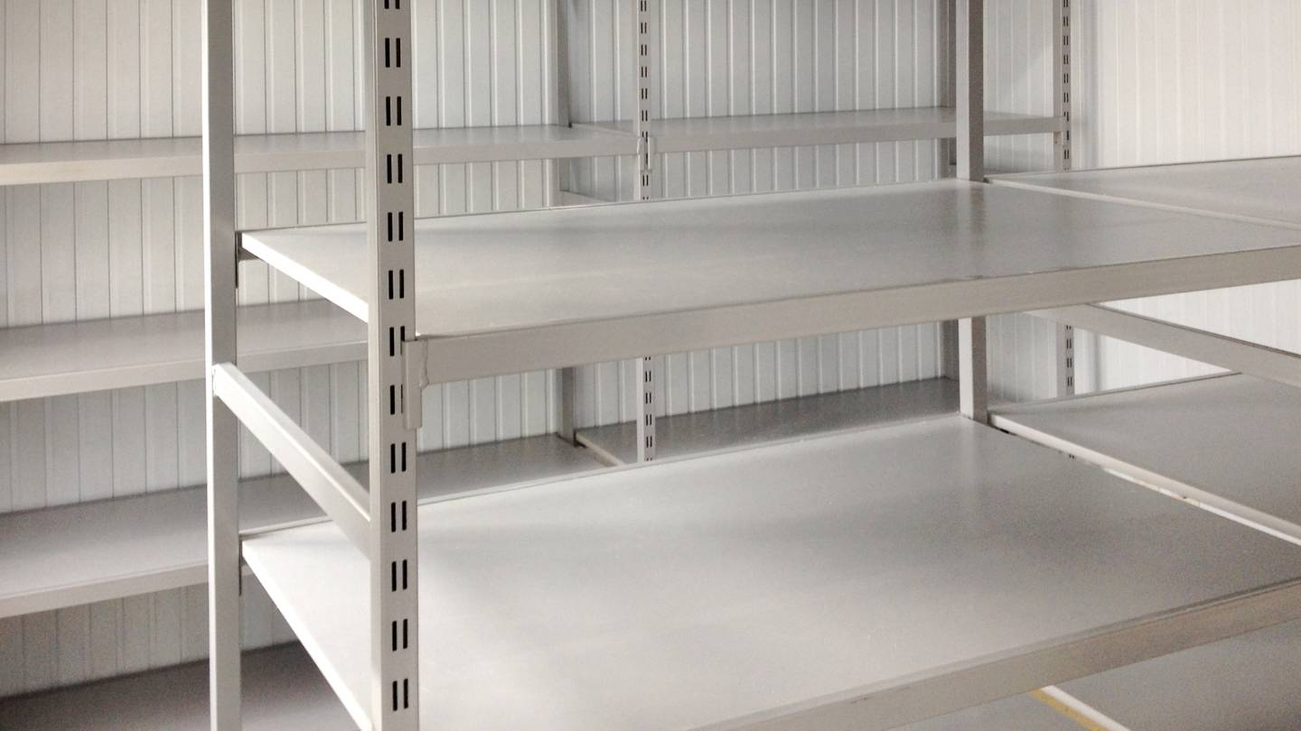 are there weight limitations for items stored on garage shelves 2