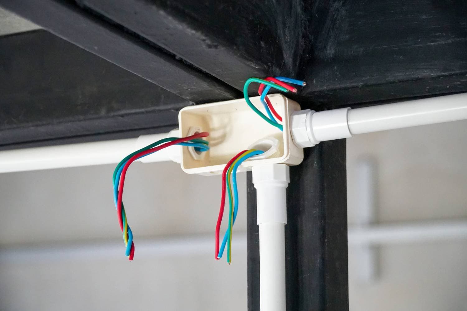 how to run overhead electrical wire to garage 2